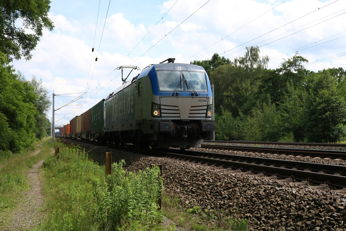 193 840 (Siemens Vectron) von BoxXpress.de als Containerzug fährt in Radbruch auf der Bahnstrecke Hannover–Hamburg (KBS 110) Richtung Hamburg. [6.7.2017 - 14:23 Uhr]
