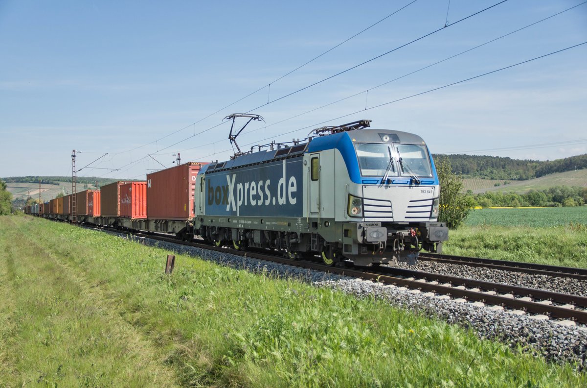 193 841 von boxXpress ist am 10.05.2017 mit einen Containerzug in Richtung Süden bei Retzbach-Zellingen unterwegs.
