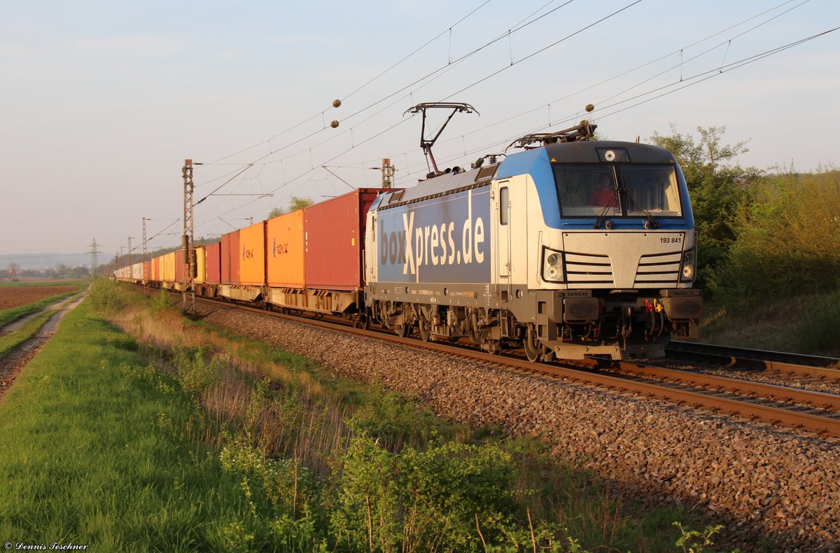 193 841 Boxxpress mit einem langen Containerzug kurz vor der Durchfahrt bei Nörten-Hardenberg am 19.04.2018