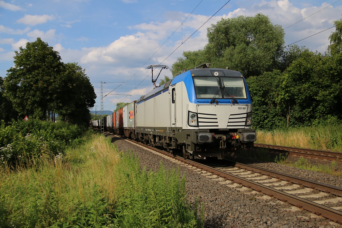 193 841 mit Containerzug in Fahrtrichtung Süden. Aufgenommen in Wehretal-Reichensachsen am 06.07.2014.