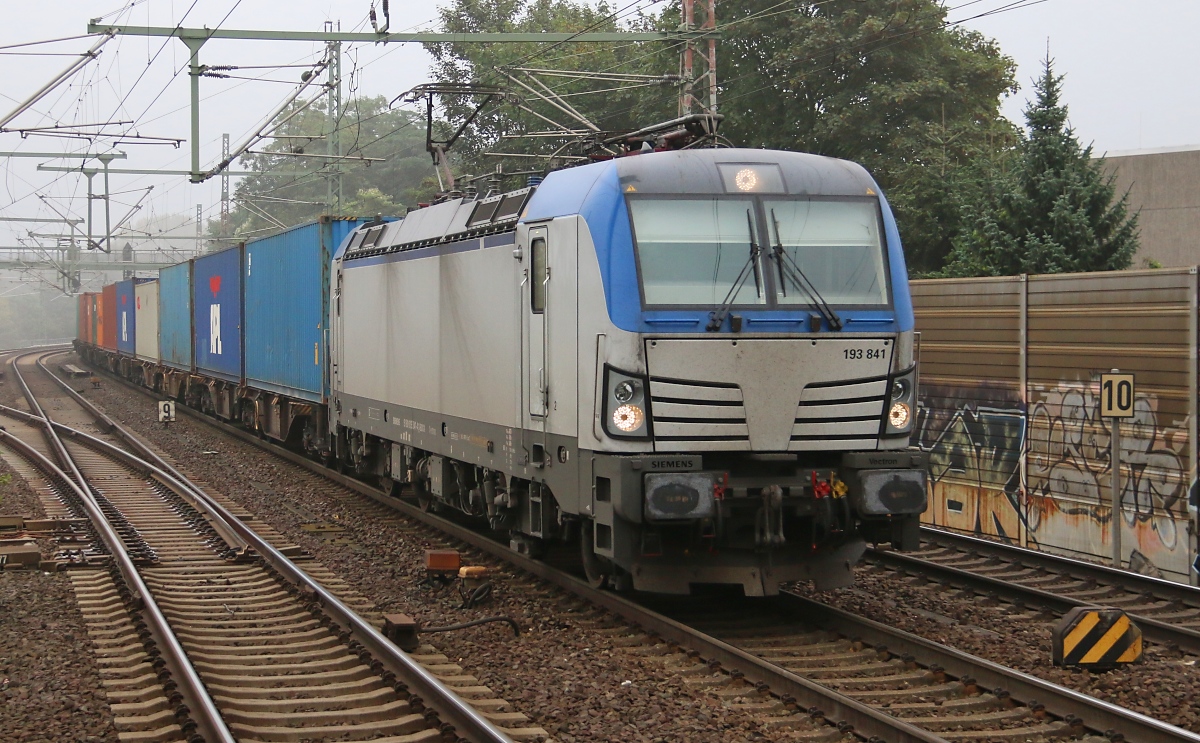 193 841 mit Containerzug in Fahrtrichtung Seelze. Aufgenommen in Hannover Linden-Fischerhof am 20.09.2014.