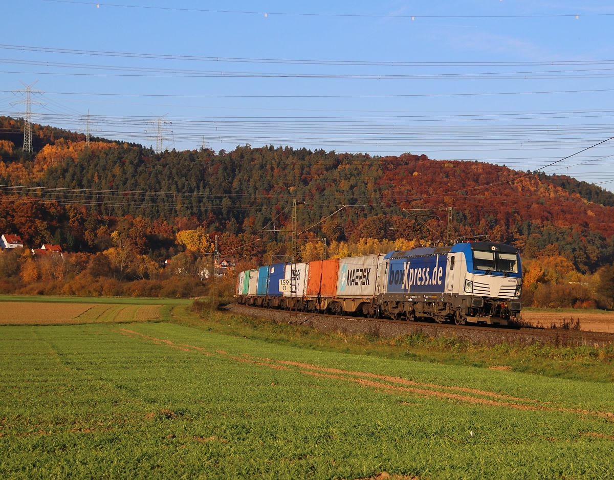 193 842 mit Containerzug in Fahrtrichtung Süden. Aufgenommen am 01.11.2015 zwischen Mecklar und Ludwigsau-Friedlos.