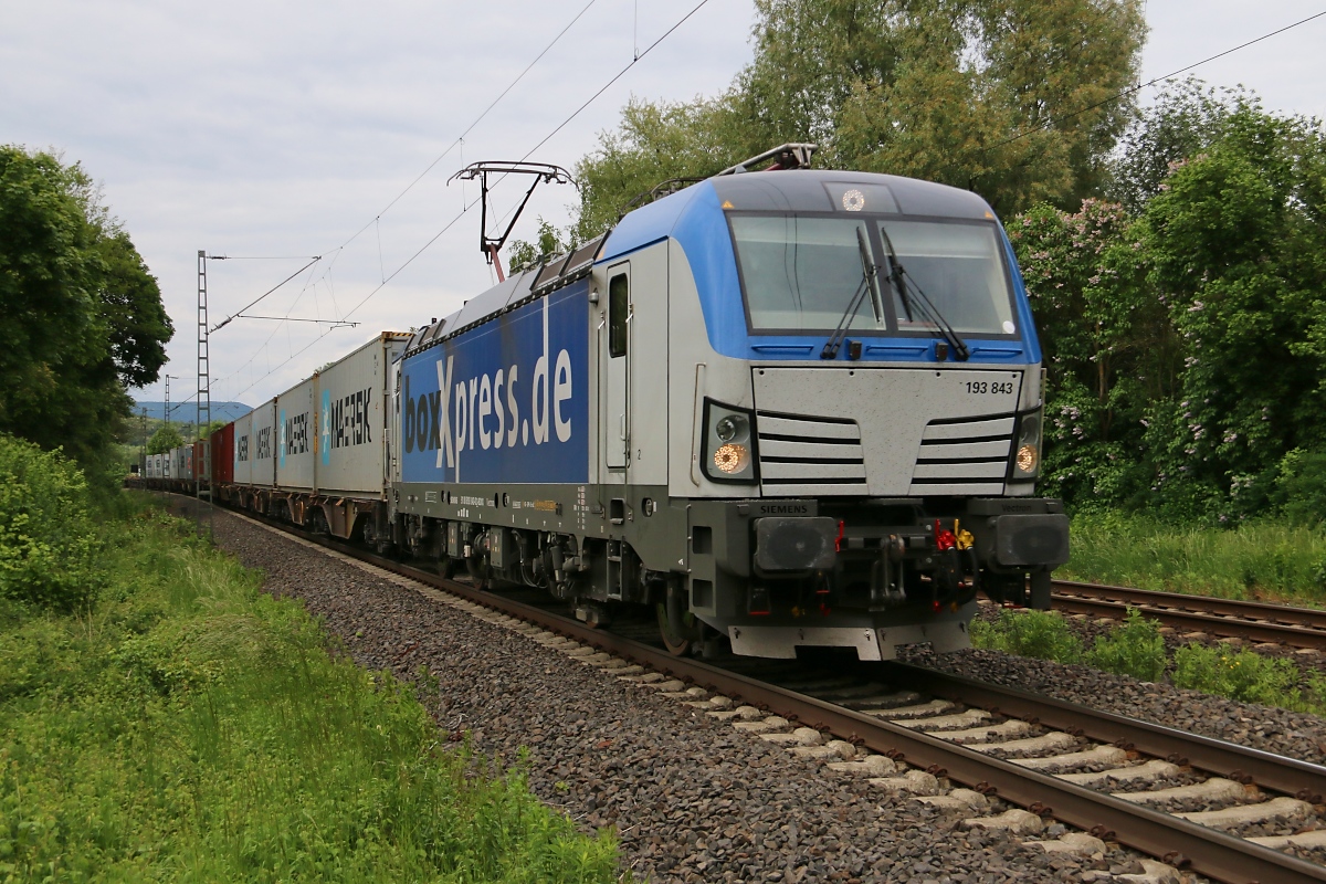 193 843 mit Containerzug in Fahrtrichtung Süden. Aufgenommen in Wehretal-Reichensachsen am 26.05.2015.