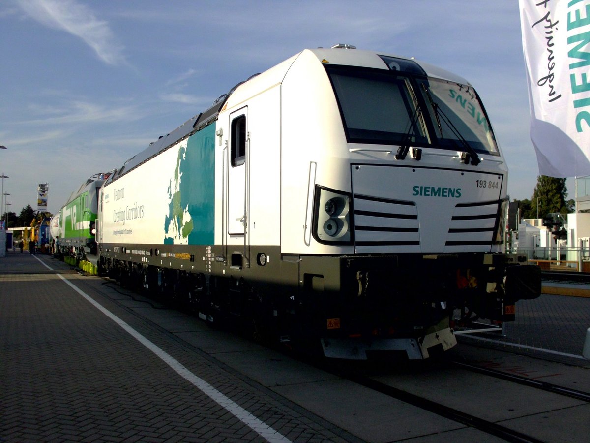 193 844 (Vectron) gemeinsam mit VR 3305/ 9110 3103 305-1 FIN-VR von Siemens für den Bahnbetrieb in Finnland steht auf dem Frei- und Gleisgelände der Messe Berlin zu den Besuchertagen der InnoTrans 2016. [25.9.2016]