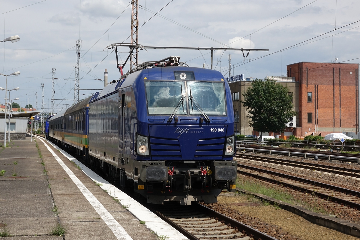 193 846-3 der mgw Service GmbH & Co. KG. Am Haken 3 Reisezugwagen der Heros Rail Rent, die bis zum Insolvenzantrag bei Locomore im Einsatz waren. Berlin Lichtenberg am 14.07.2017
