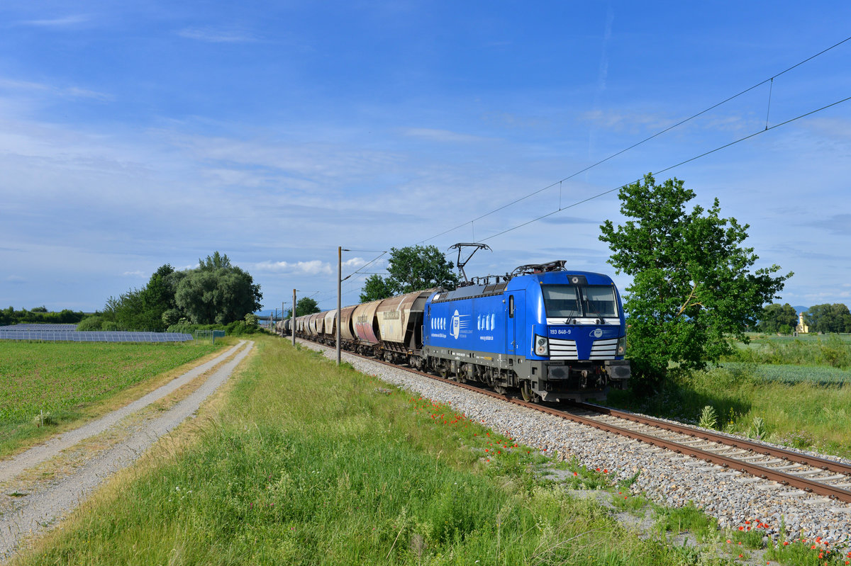 193 848 mit einem Getreidezug am 05.06.2017 bei Wallersdorf. 