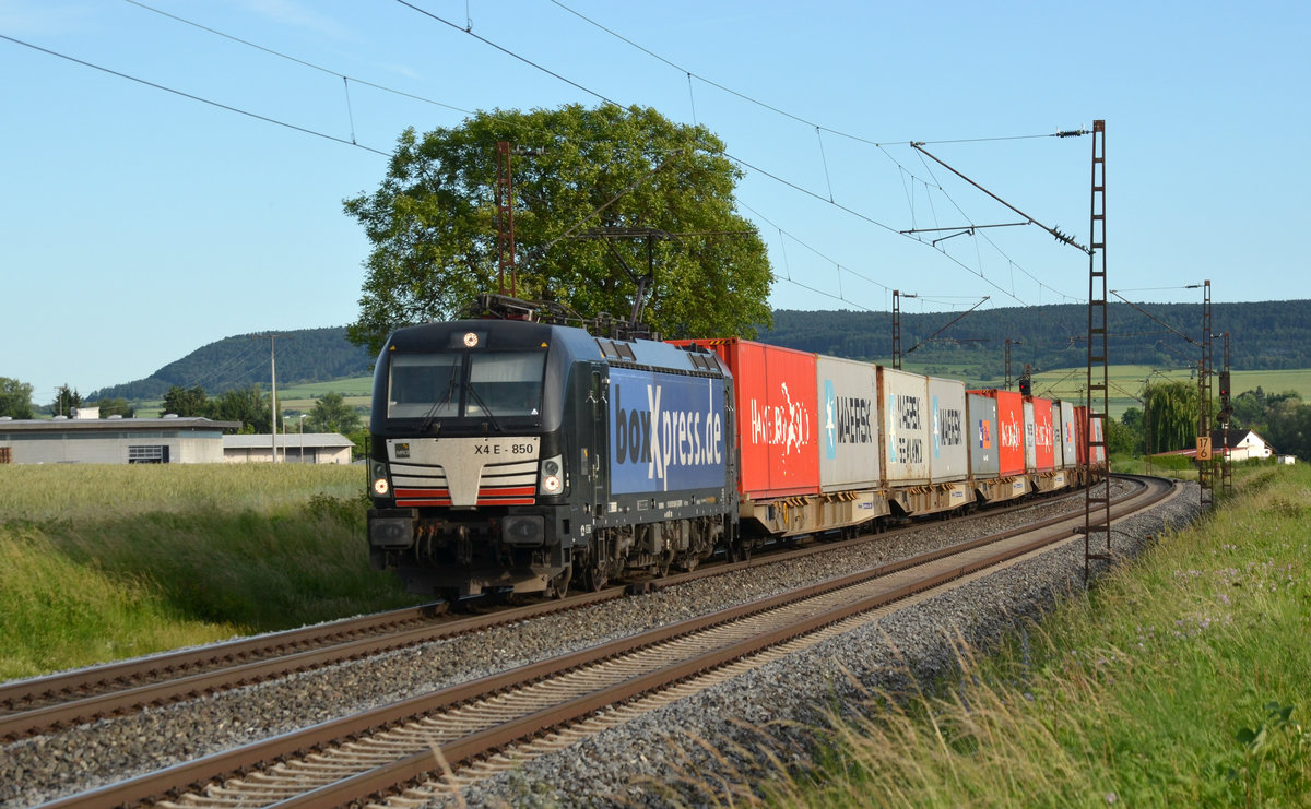 193 850 der BoxXpress führte am 12.06.17 einen Containerzug durch Retzbach-Zellingen Richtung Gemünden.