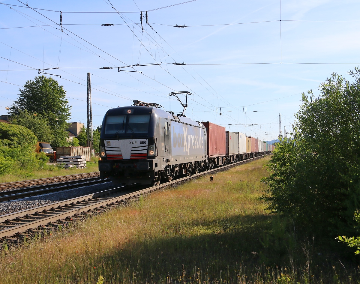 193 850 mit Containerzug in Fahrtrichtung Süden. Aufgenommen in Eichenberg am 07.06.2014.