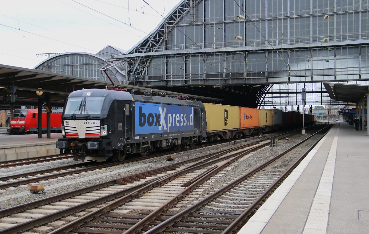 193 850 mit Containerzug in Fahrtrichtung Norden. Aufgenommen in Bremen Hauptbahnhof am 19.06.2014.
