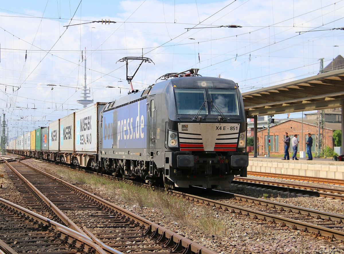 193 851 mit Containerzug in Fahrtrichtung Süden. Aufgenommen am 14.06.2014 im Bremer Hauptbahnhof.