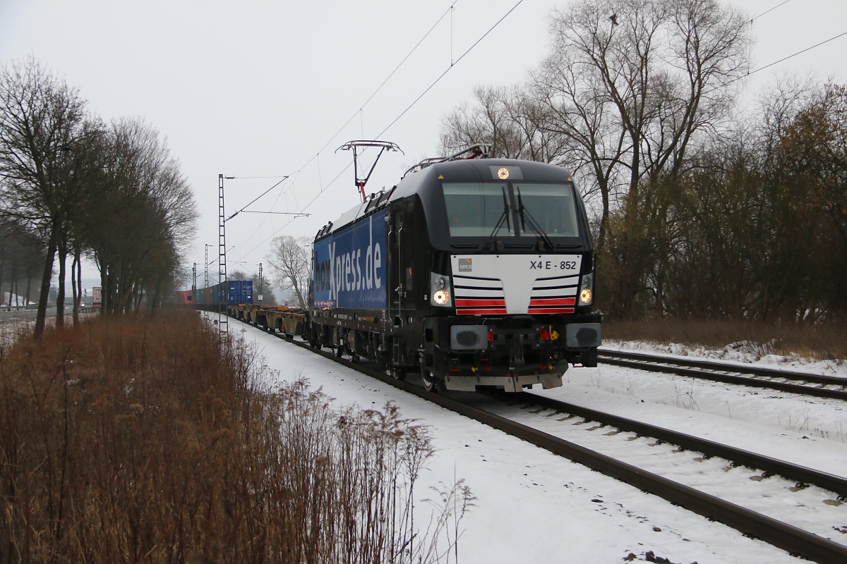 193 852 (X4 E-852) mit Containerzug in Fahrtrichtung Süden. Aufgenommen in Wehretal-Reichensachsen am 29.01.2014.