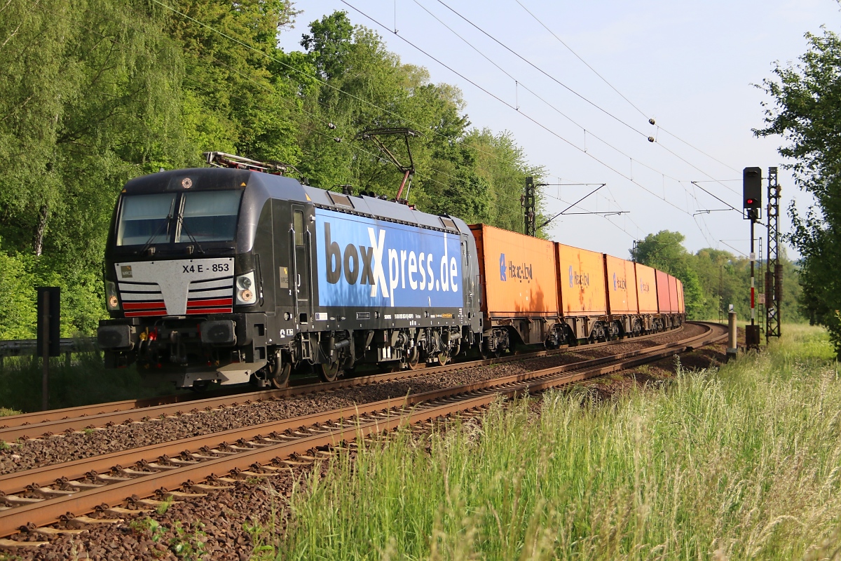 193 853-9 mit Containerzug in Fahrtrichtung Süden. Aufgenommen zwischen Wehretal-Reichensachsen und Eschwege West am 22.05.2014.
