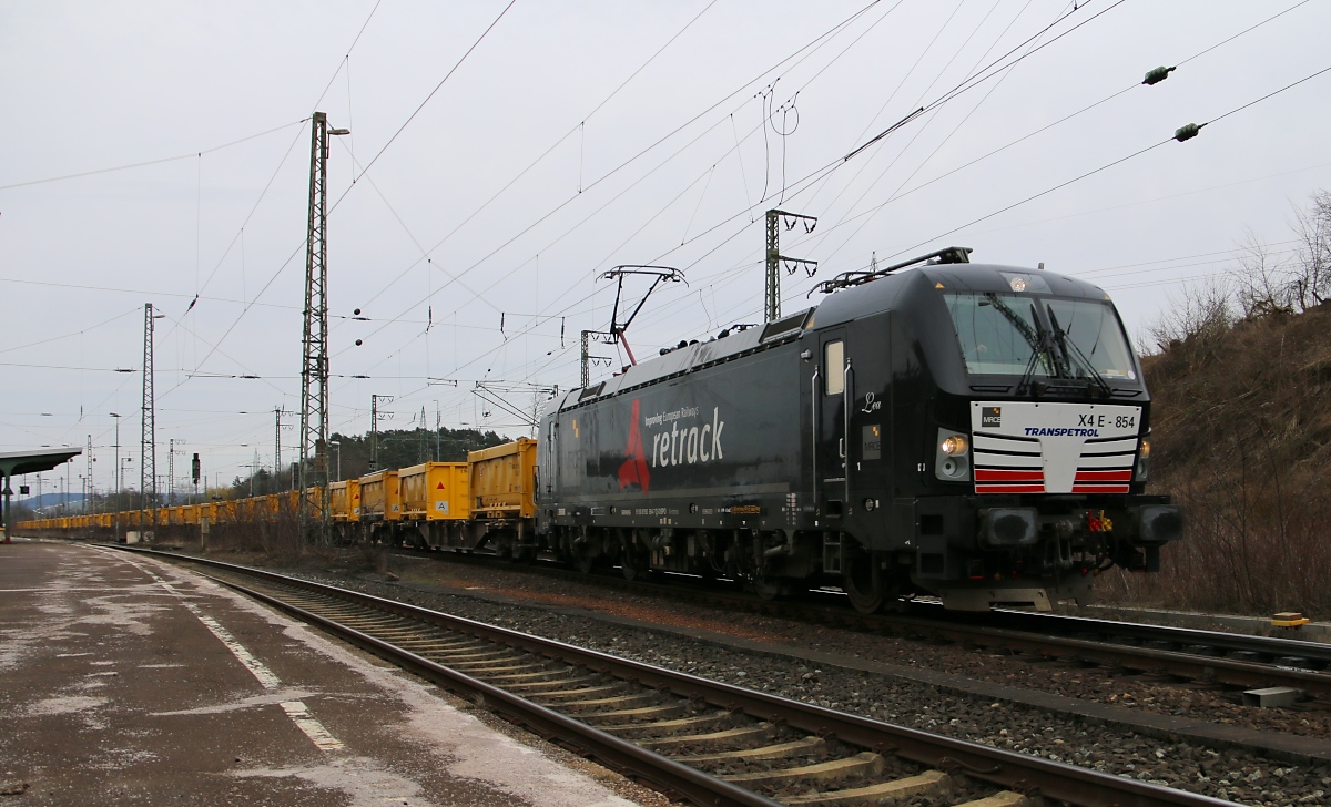 193 854 mit Retrack/Transpetrol Beschriftung kommt mit einem S21 Abraumzug aus Richtung Osten durch Eichenberg weiter gen Süden. Aufgenommen am 28.03.2015.