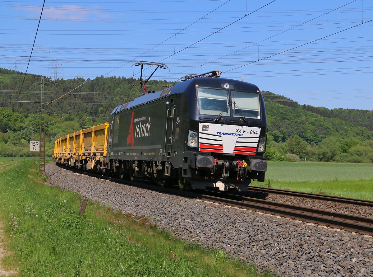 193 854 mit S21-Abraumzug in Fahrtrichtung Süden. Aufgenommen am 15.05.2015 zwischen Mecklar und Ludwigsau-Friedlos.