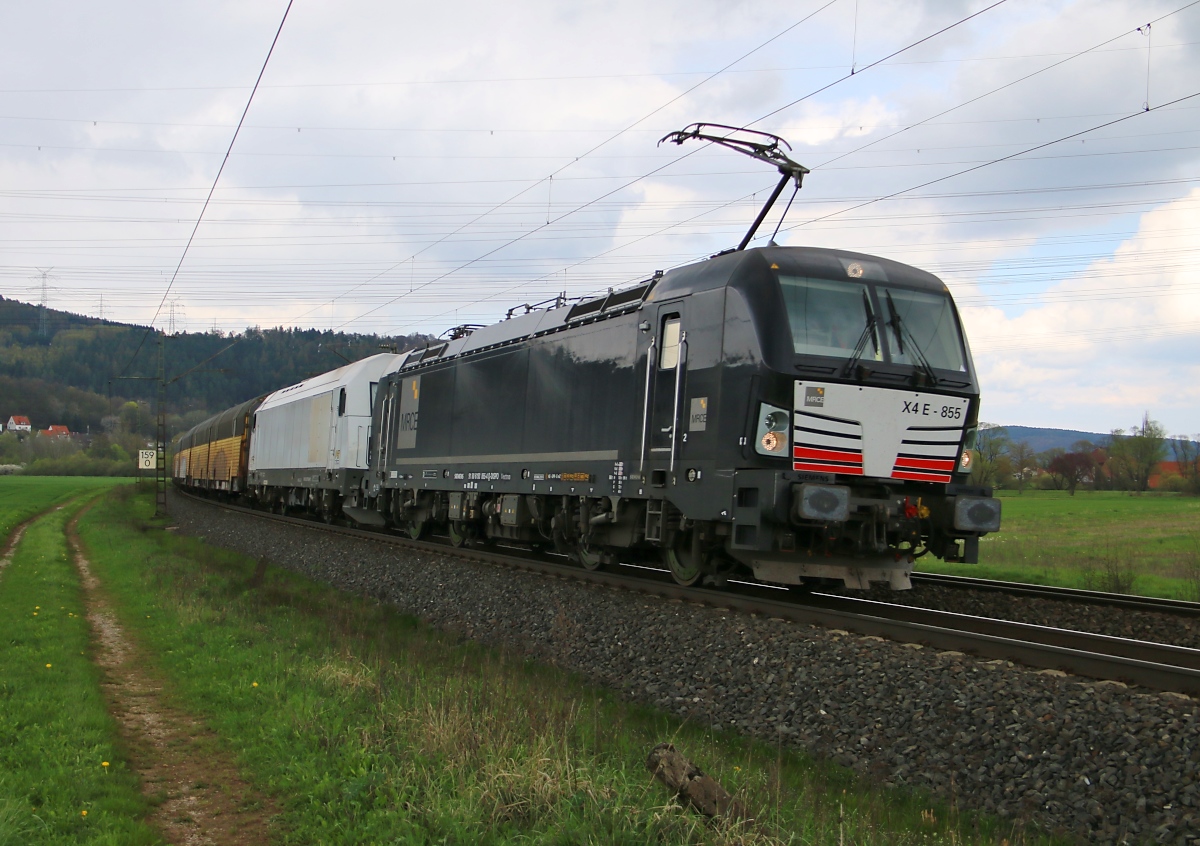 193 855 mit 223 157-9 und geschlossenen ARS-Autotransportwagen am Haken in Fahrtrichtung Süden. Aufgenommen zwischen Ludwigsau-Friedlos und Mecklar am 17.04.2016.