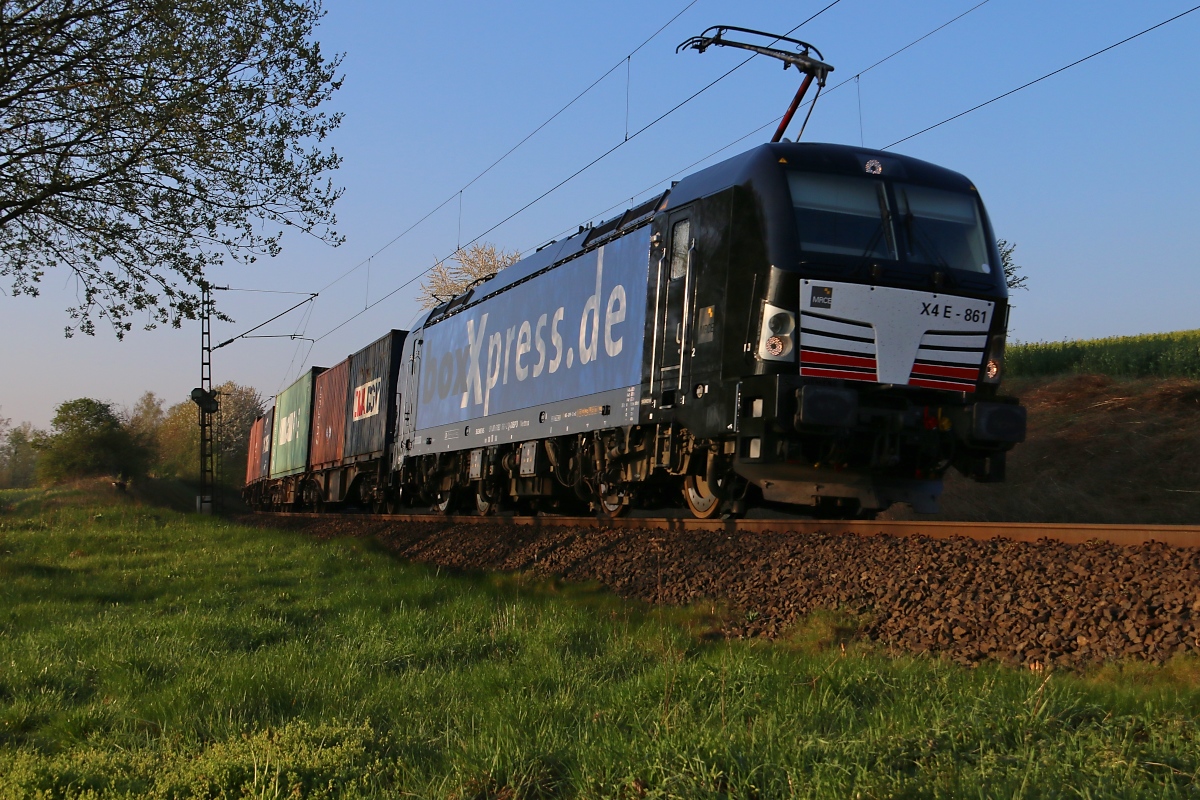 193 861 mit Containerzug in Fahrtrichtung Norden. Aufgenommen bei Niederhone am 24.04.2015.
