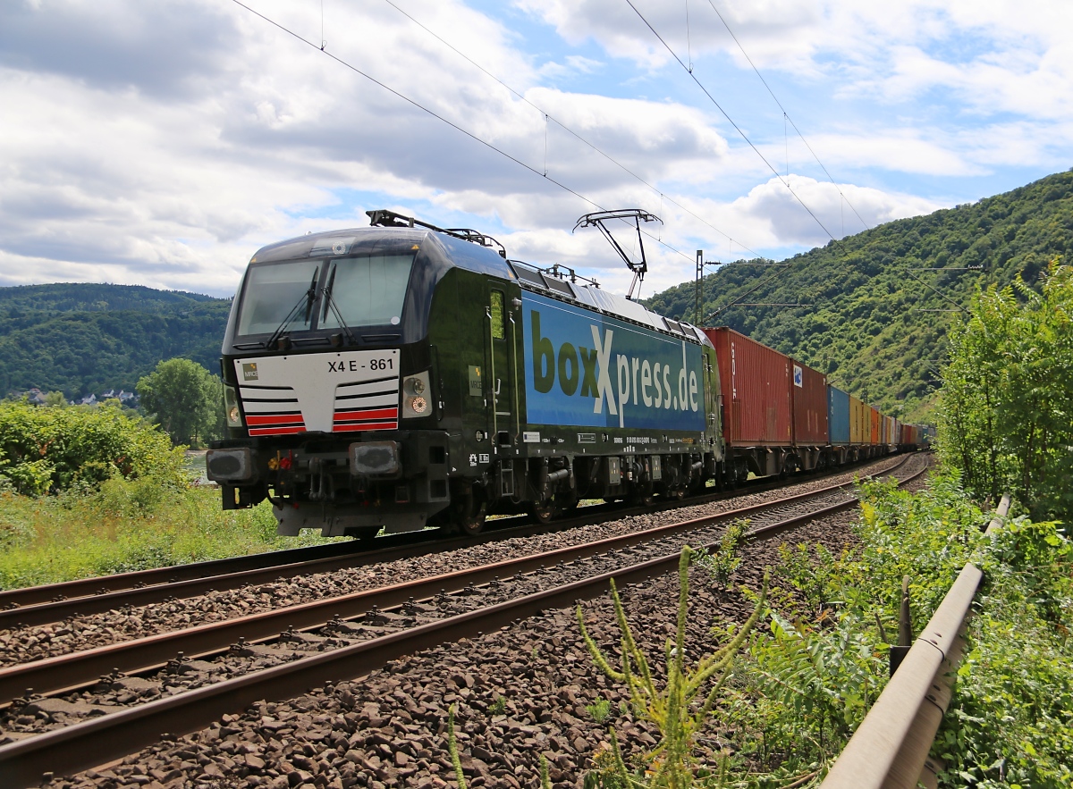 193 861 mit Containerzug in Fahrtrichtung Koblenz. Aufgenommen am Bopparder Hamm am 15.07.2015.