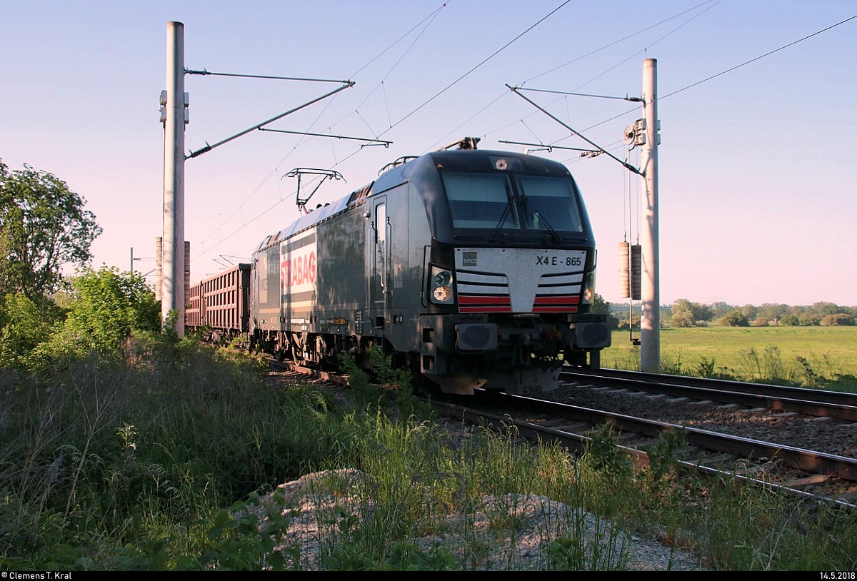 193 865 (Siemens Vectron) der Strabag SE mit offenen vierachsigen Güterwagen passiert die Steinlache bei Kollenbey auf der Bahnstrecke Halle–Bebra (KBS 580) Richtung Merseburg.
[14.5.2018 | 18:24 Uhr]