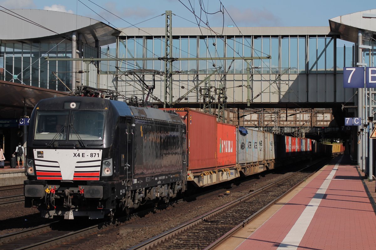 193 871 am 01.09.2018 mit einem Containerzug in Kassel-Wilhelmshöhe.