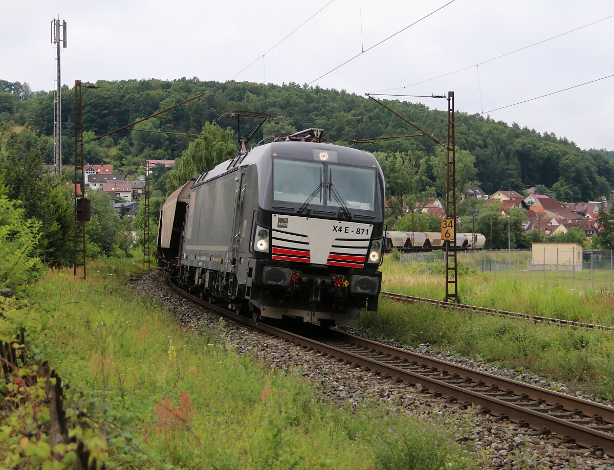 193 871 mit Getreidewagen in Fahrtrichtung Norden. Aufgenommen in Wernfeld am 10.07.2014.