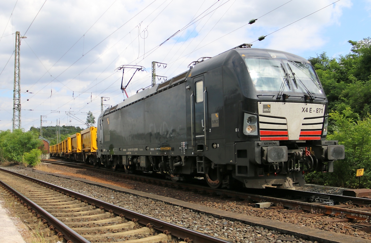193 871 mit leeren Bauschutt-Mulden für S21 aus Richtung Osten kommend weiter gen Bebra. Aufgenommen in Eichenberg am 30.07.2015.