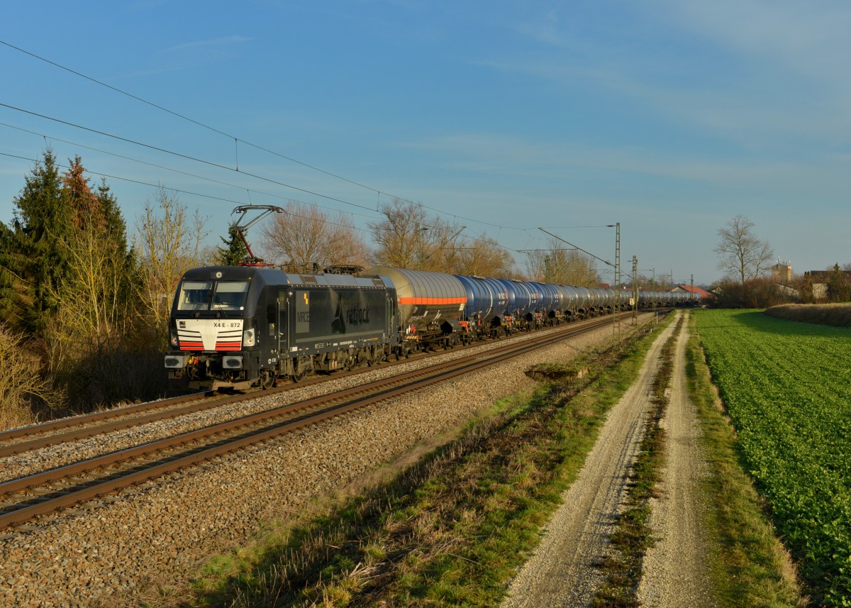 193 872 mit einem Kesselzug am 28.12.2015 bei Langenisarhofen. 