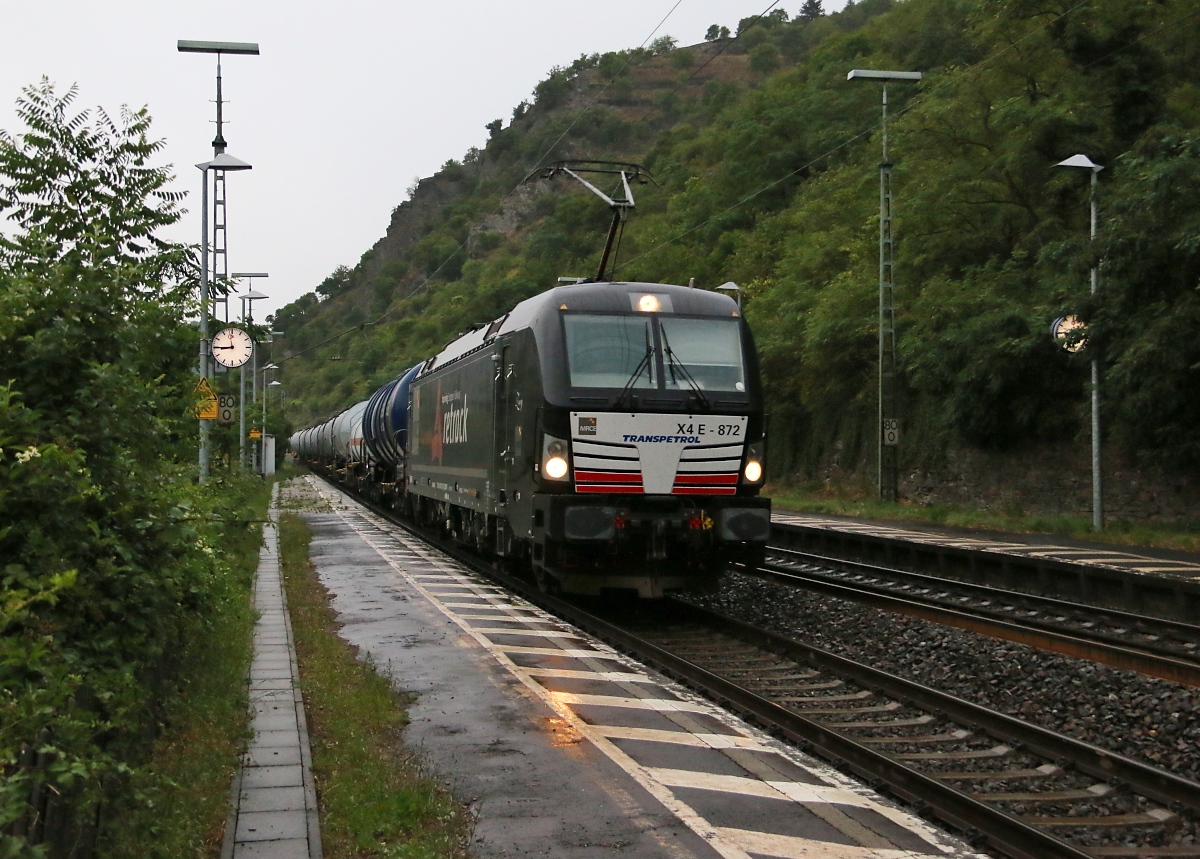 193 872 mit Kesselwagenzug in Fahrtrichtung Rüdesheim. Am Zugschluss hing noch die 185 696-2. Aufgenommen am 13.07.2015 in Lorchhausen.