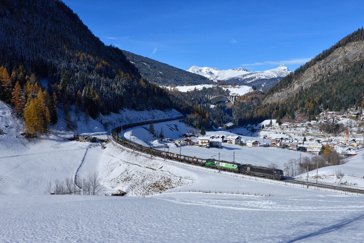 193 873 + 193 208 mit einem leeren Autozug am 15.11.2016 bei St. Jodok am Brenner. 