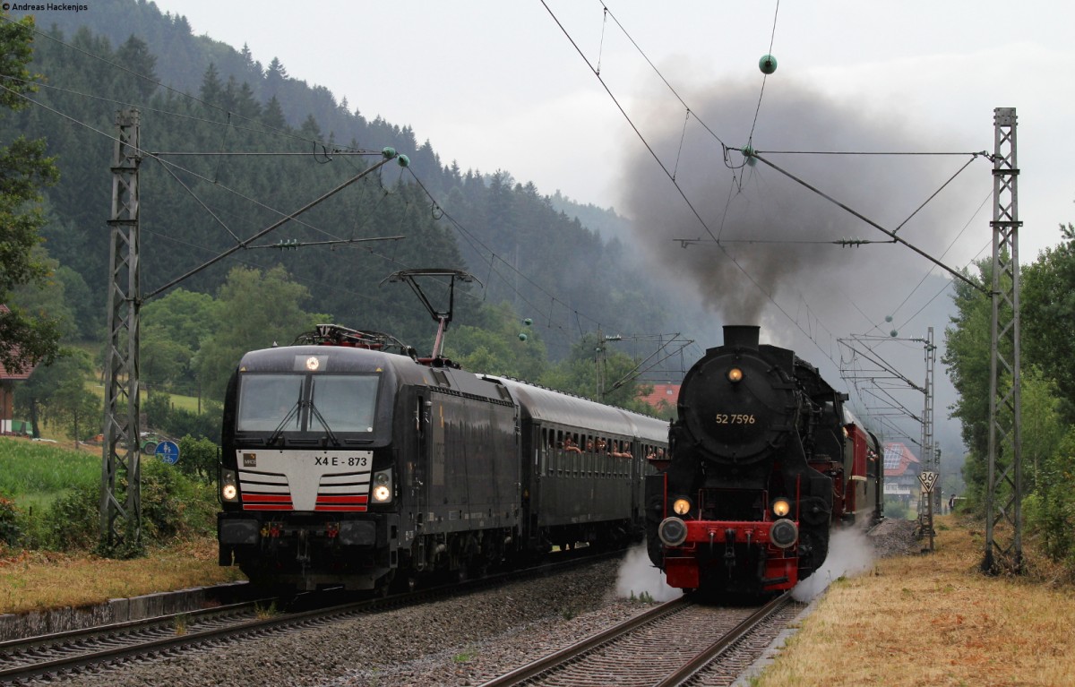 193 873-7 mit dem DPE 97 (Stuttgart Hbf - Triberg) und 52 7596 mit dem DPE 99 (Hausach - Triberg) bei Gutach 18.7.15