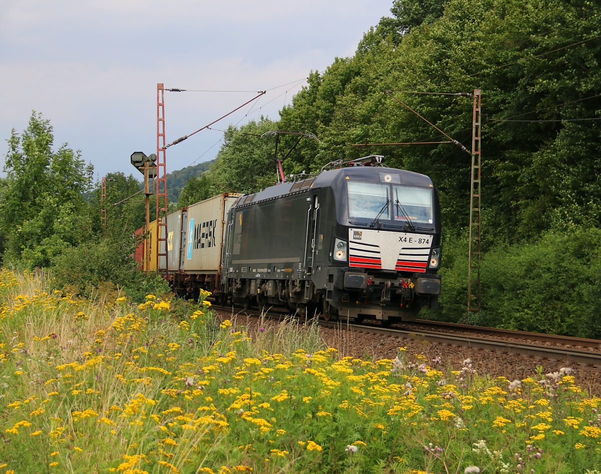 193 874 mit Containerzug in Fahrtrichtung Süden. Aufgenommen zwischen Friedland(HAN) und Eichenberg am 30.07.2015.