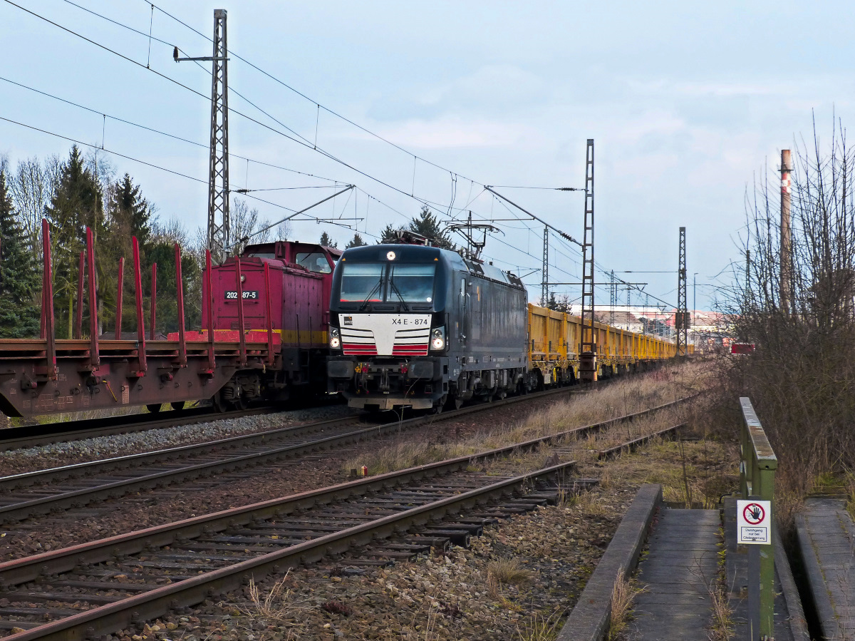 193 874 mit  Stuttgart21-Abraumzug  verlässt auf dem  falschen  Gleis den Bahnhof Nordhausen, während 202 487-5 mit eingesammelten Schienen auf dem abgesperrten Gleis steht 20.02.2015