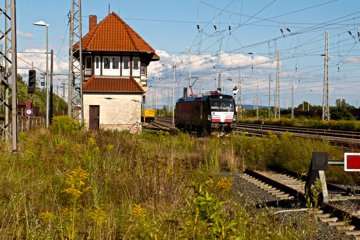 193 874 rollt am 18.08.2014 solo am Stellwerk in Nordhausen vorbei. Fotografiert vom Bahnsteig. Der ursprünglich mal durchgehende Bahnsteig rechts endet an einem Prellbock