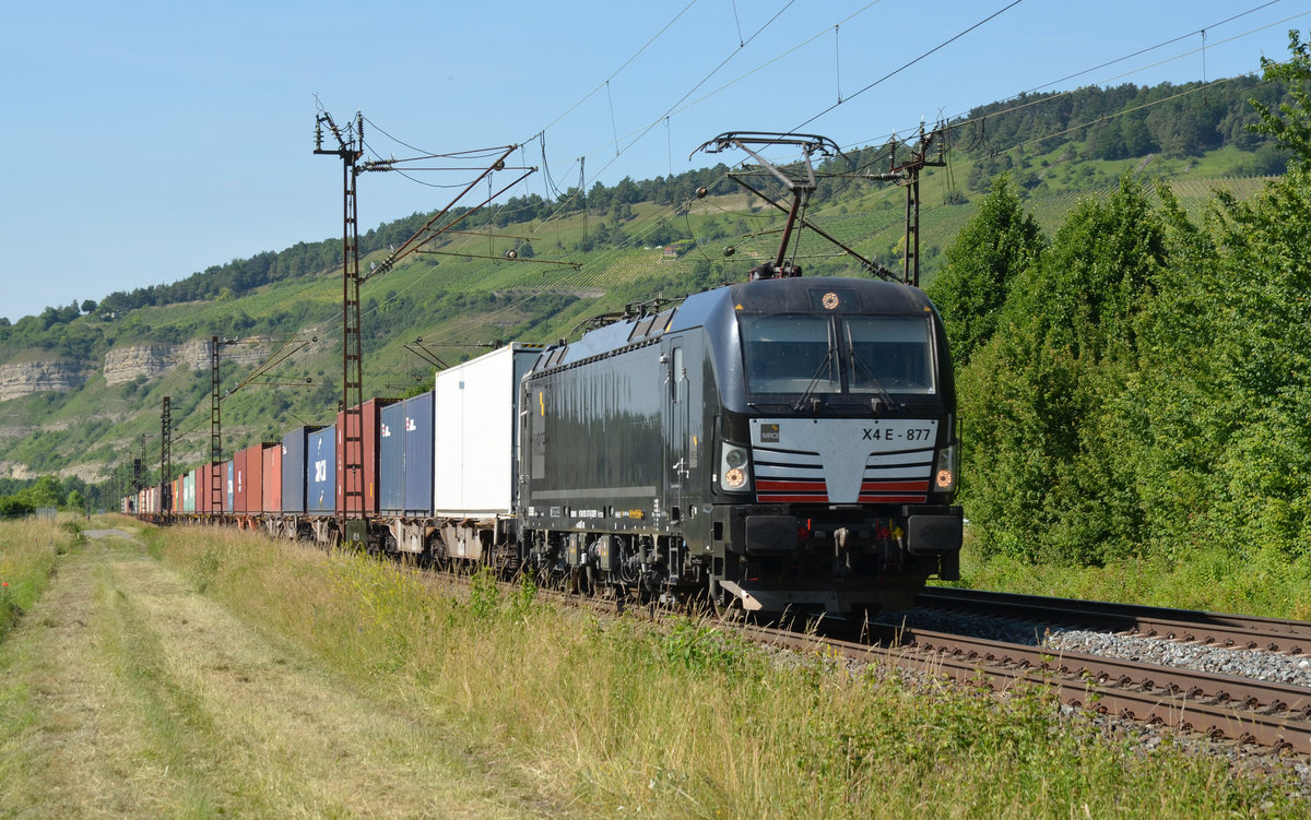 193 877 schleppte am 14.06.17 einen Containerzug durch Thüngersheim Richtung Würzburg.