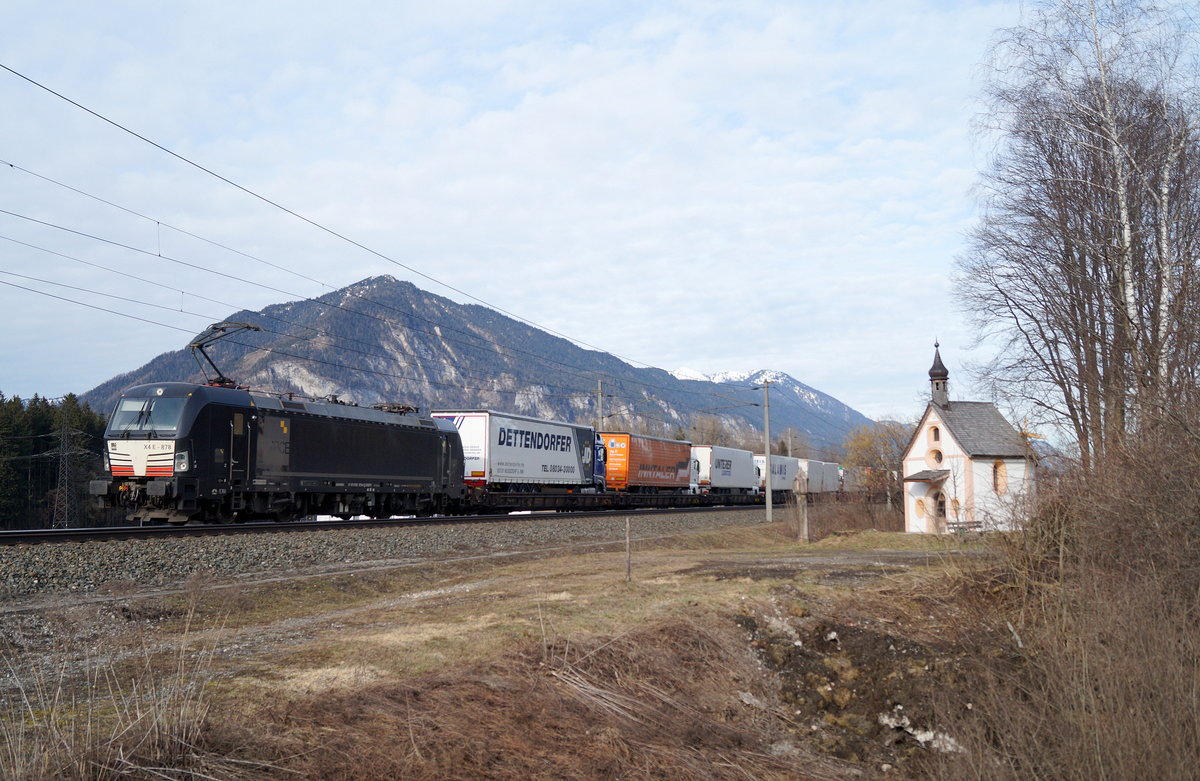193 878 von MRCE ist mit einer ROLA Richtung Brenner nahe Brixlegg unterwegs, 09.03.2019.