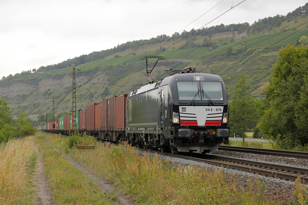 193 878/X4-878 MRCE Vectron mit einem Containerzug am 29.07.2015 in Thüngersheim. 