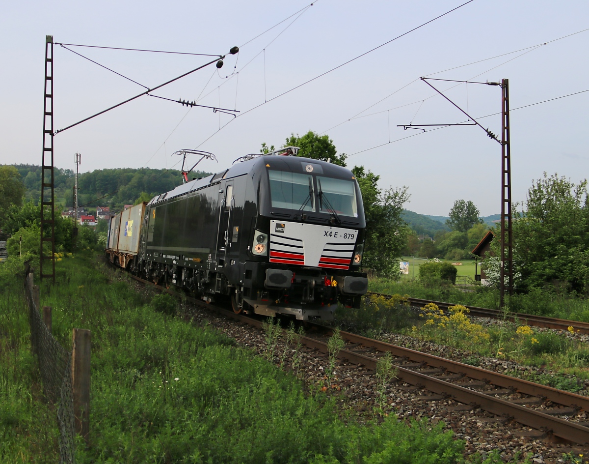 193 879 mit Containerzug in Fahrtrichtung Norden. Aufgenommen am 12.05.2015 in Wernfeld.