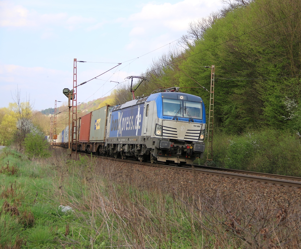 193 880 mit Containerzug in Fahrtrichtung Süden. Aufgenommen am 06.04.2014 zwischen Friedland und Eichenberg.