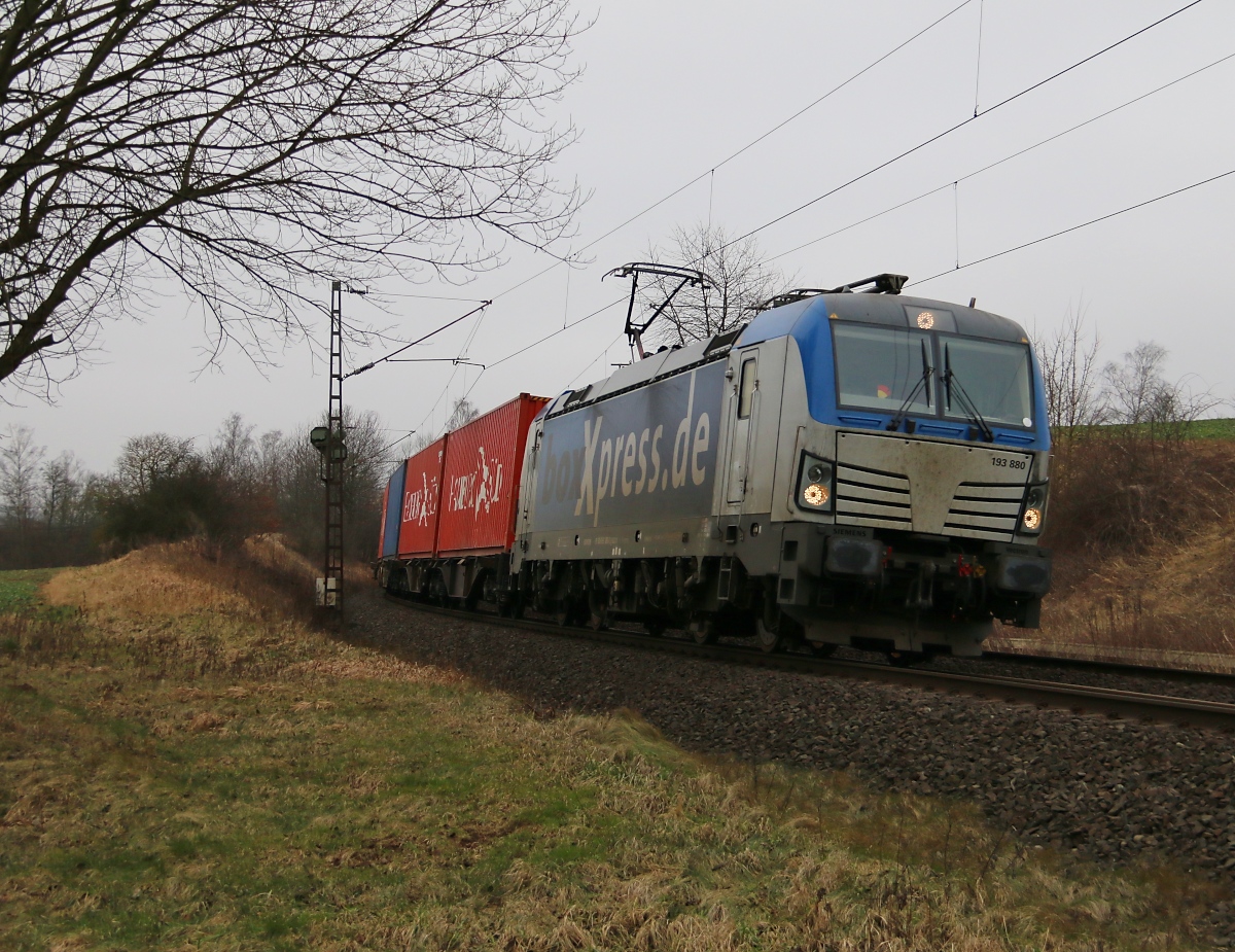 193 880 mit Containerzug in Fahrtrichtung Norden. Aufgenommen bei Niederhone am 11.02.2015.