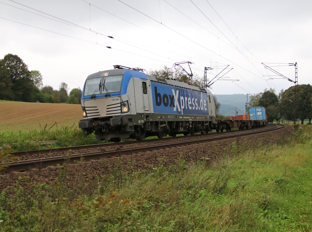 193 881-0 mit Containerzug in Fahrtrichtung Süden. Aufgenommen bei Niederhone am 25.09.2014.