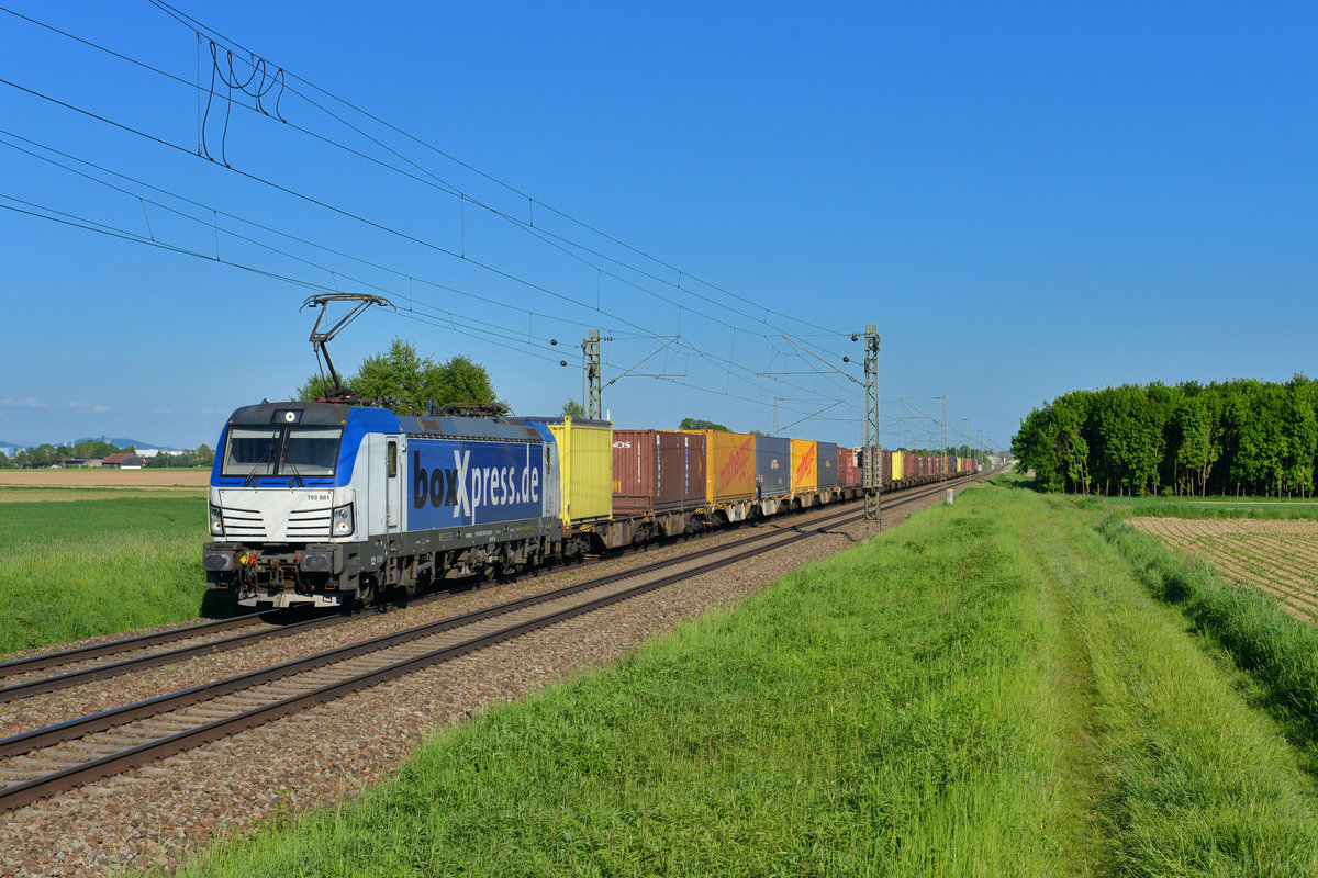 193 881 mit einem Containerzug am 18.05.2017 bei Stephansposching. 