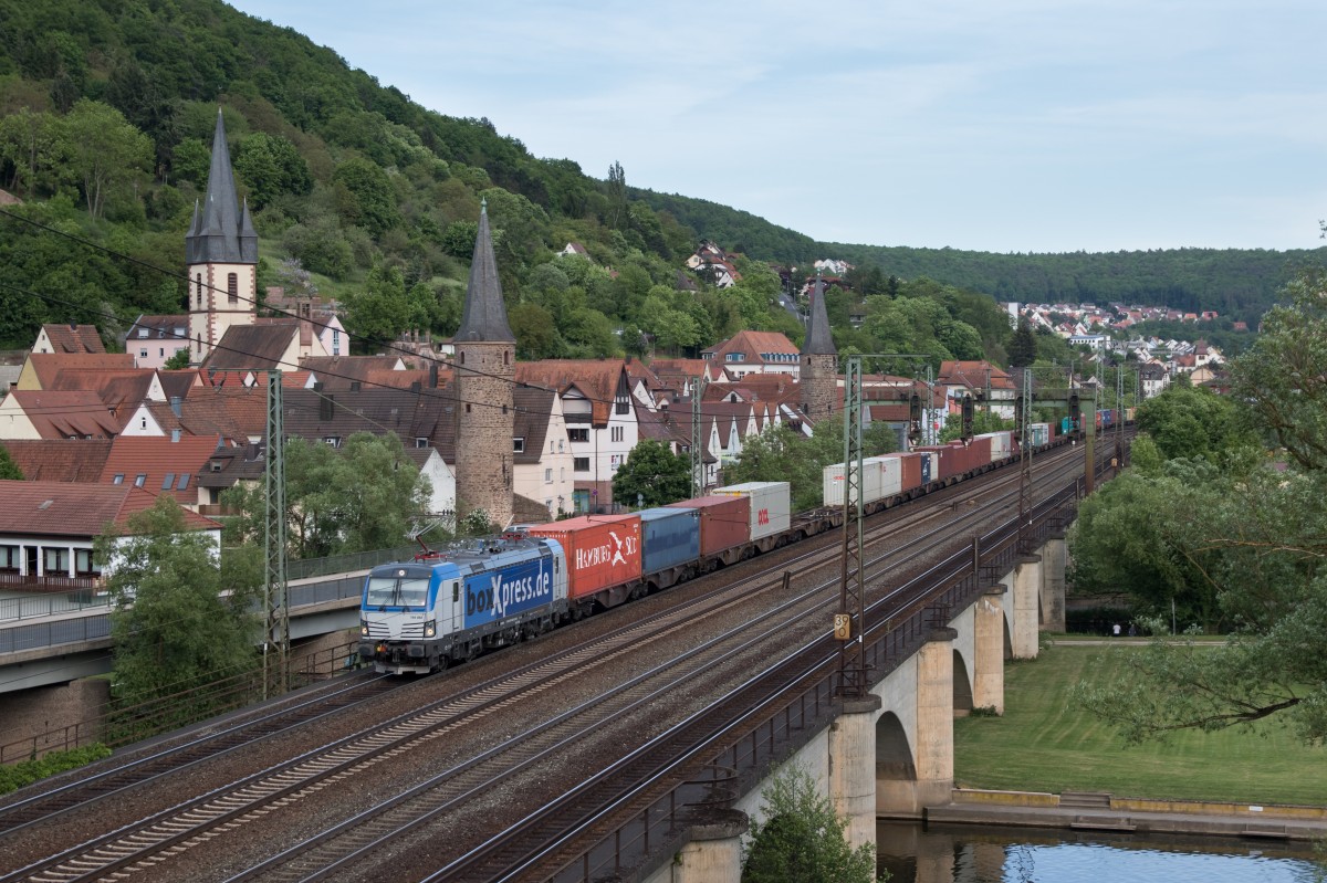 193 882 von Boxxpress mit einem Containerzug am 15. Mai 2015 in Gemünden.