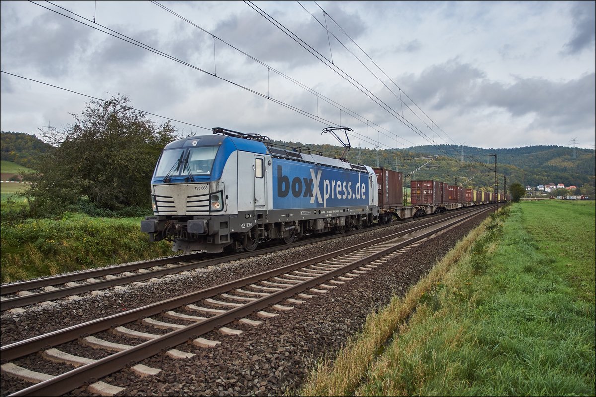 193 883-6 ist mit einen Containerzug bei Reilos unterwegs,gesehen am 04.10.2017.