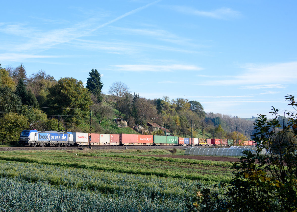 193 883?? BoxXpress mit Containern in Richtung Kornwestheim bei Reichenbach an der Fils am 21.10.2017.