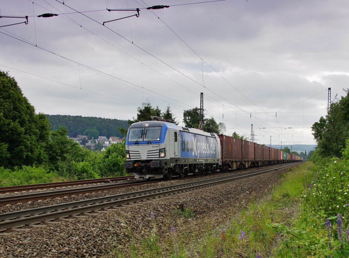 193 883 ist mit ihren Containerzug in Richtung Süden am 10.06.15 bei Fulda unterwegs. 