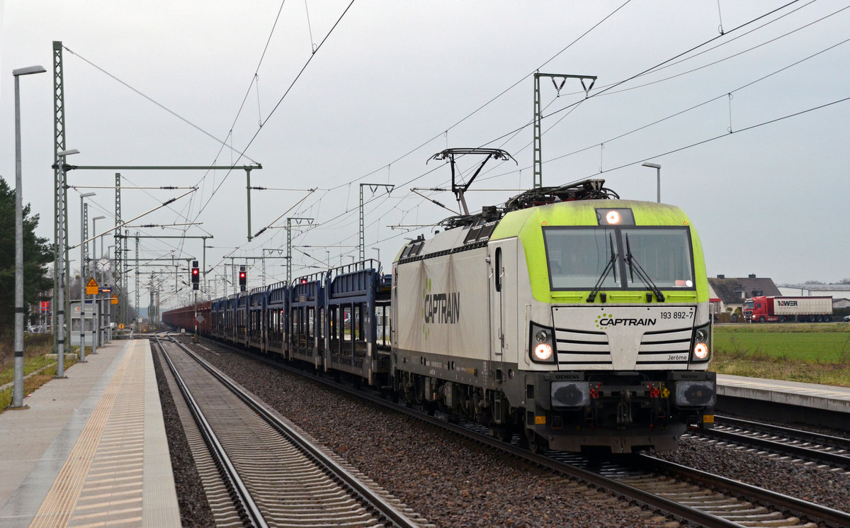 193 892 der Captrain schleppte am 09.12.16 einen leeren Autozug durch Rodleben Richtung Wittenberg.