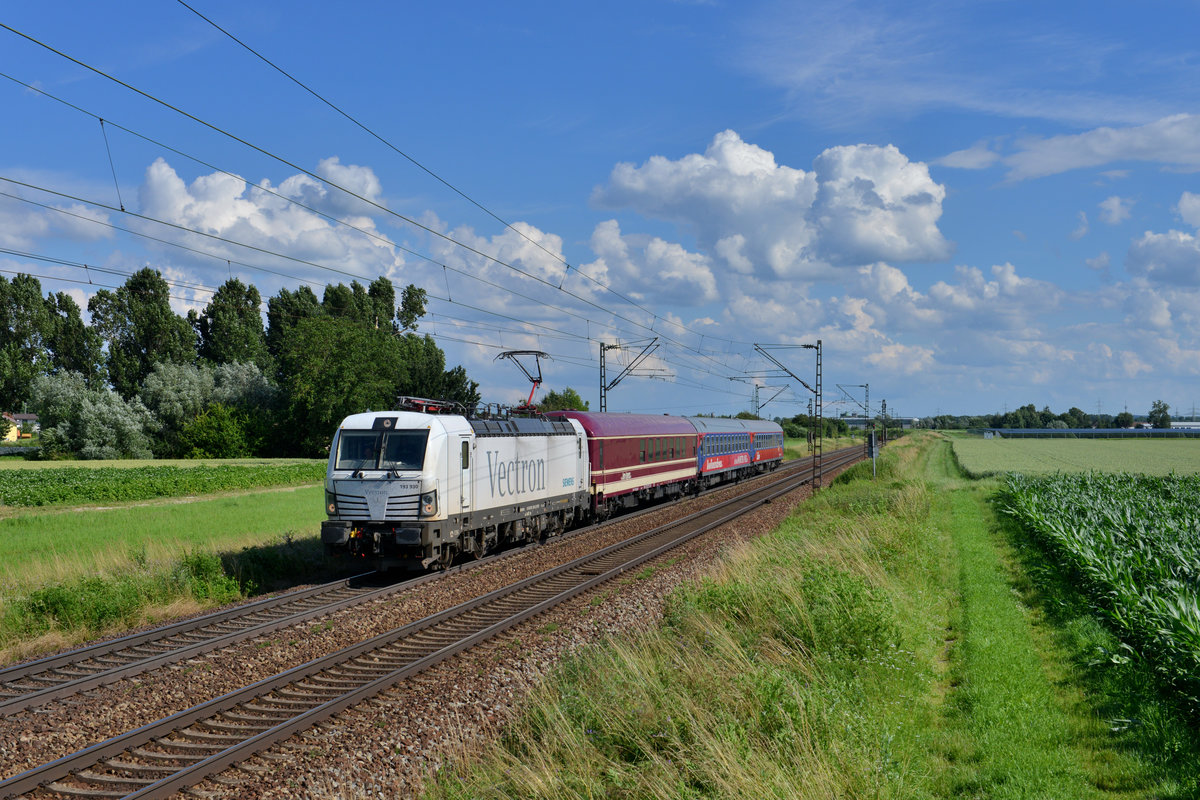 193 930 mit drei Personenwagen am 27.06.2016 bei Plattling. 