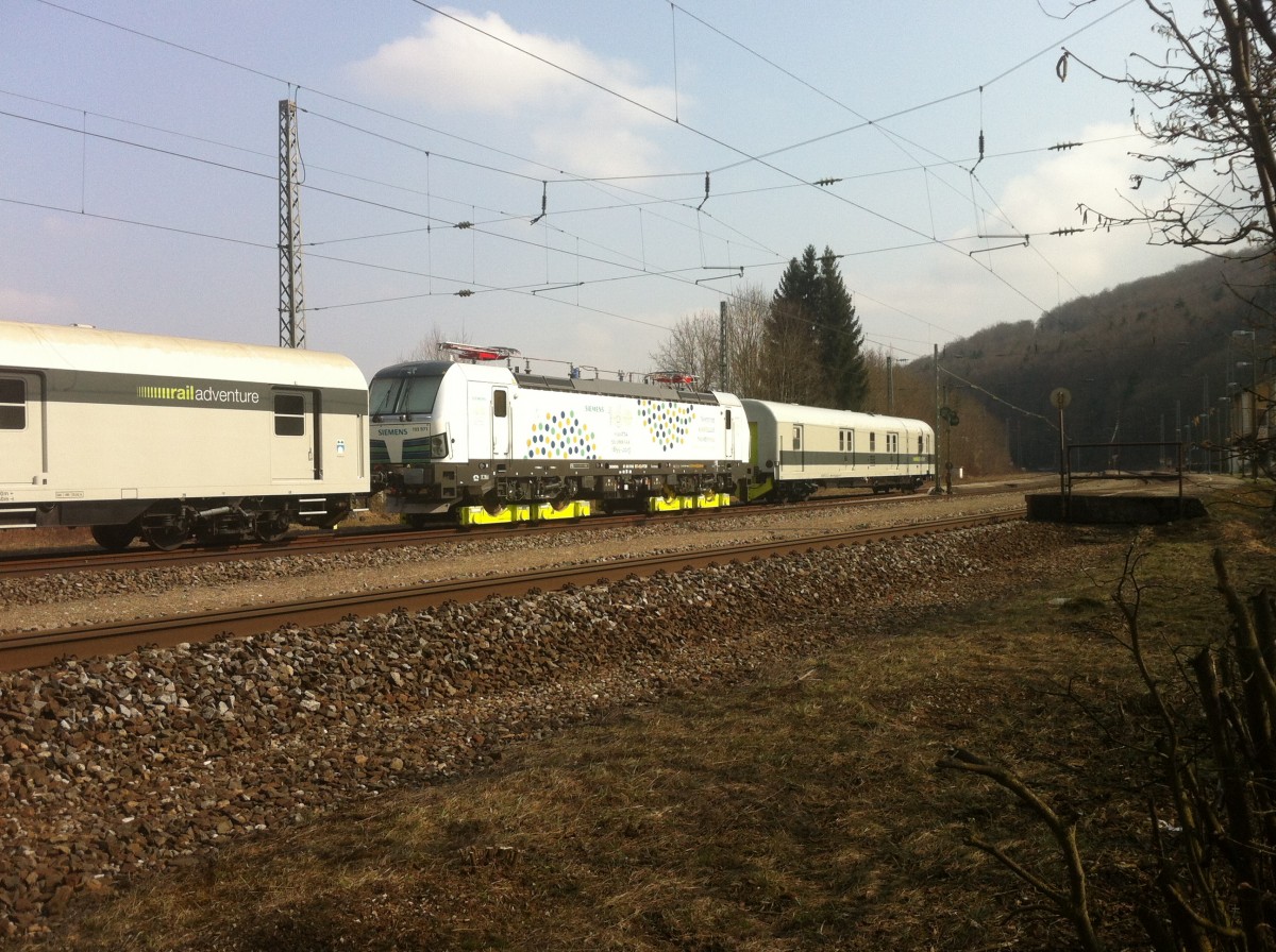 193 971 auf Rollen mit 103 222 als Zuglok am Sonntag (15.03.2015) -  Zwischenhalt in Solnhofen