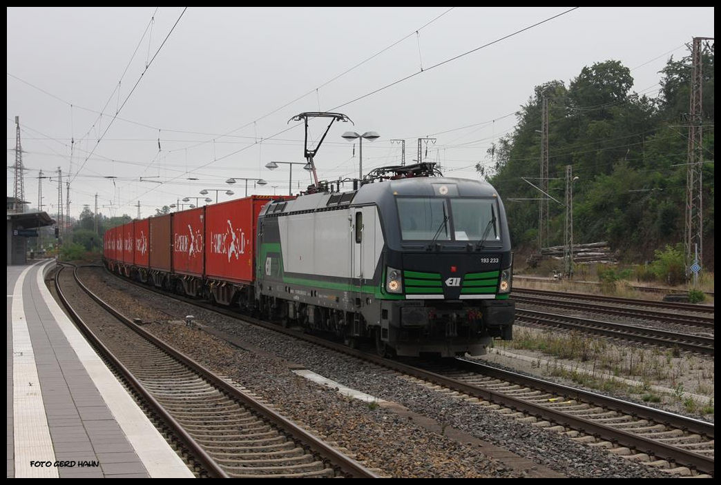 193233 von ELL kam am 6.9.2016 um 11.12 Uhr mit einem Containerzug nordwärts fahrend durch den Bahnhof Kreiensen.