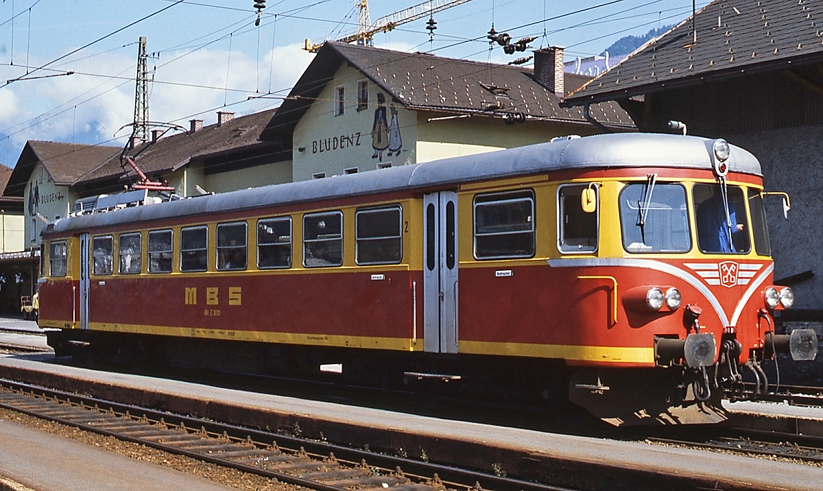 1965 und 1974 bauten die Montafonerbahnen zwei ex-DB VT 63 (905 und 907) in die ET 10.103 und 104 um, im August 1982 steht einer dieser formschönen Triebwagen im Bahnhof Bludenz abfahrbereit nach Schruns