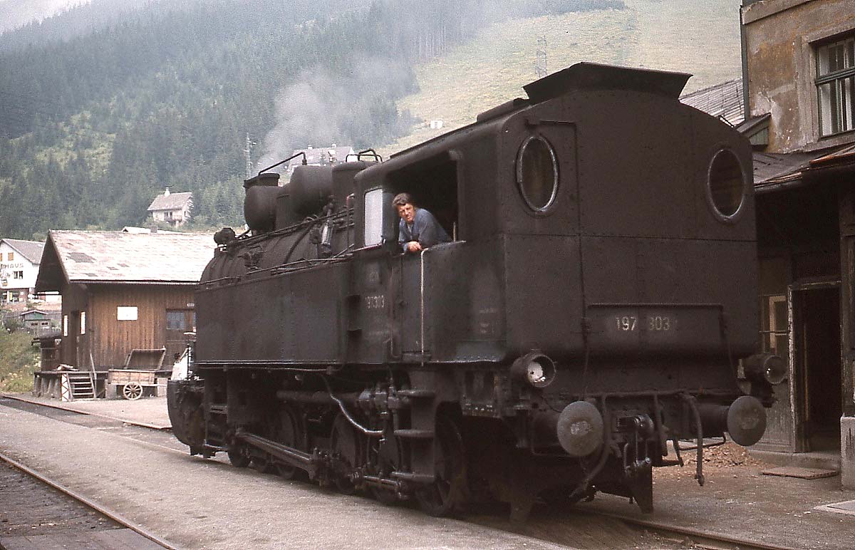 197.303 setzt im August 1975 im Bahnhof Präbichl um